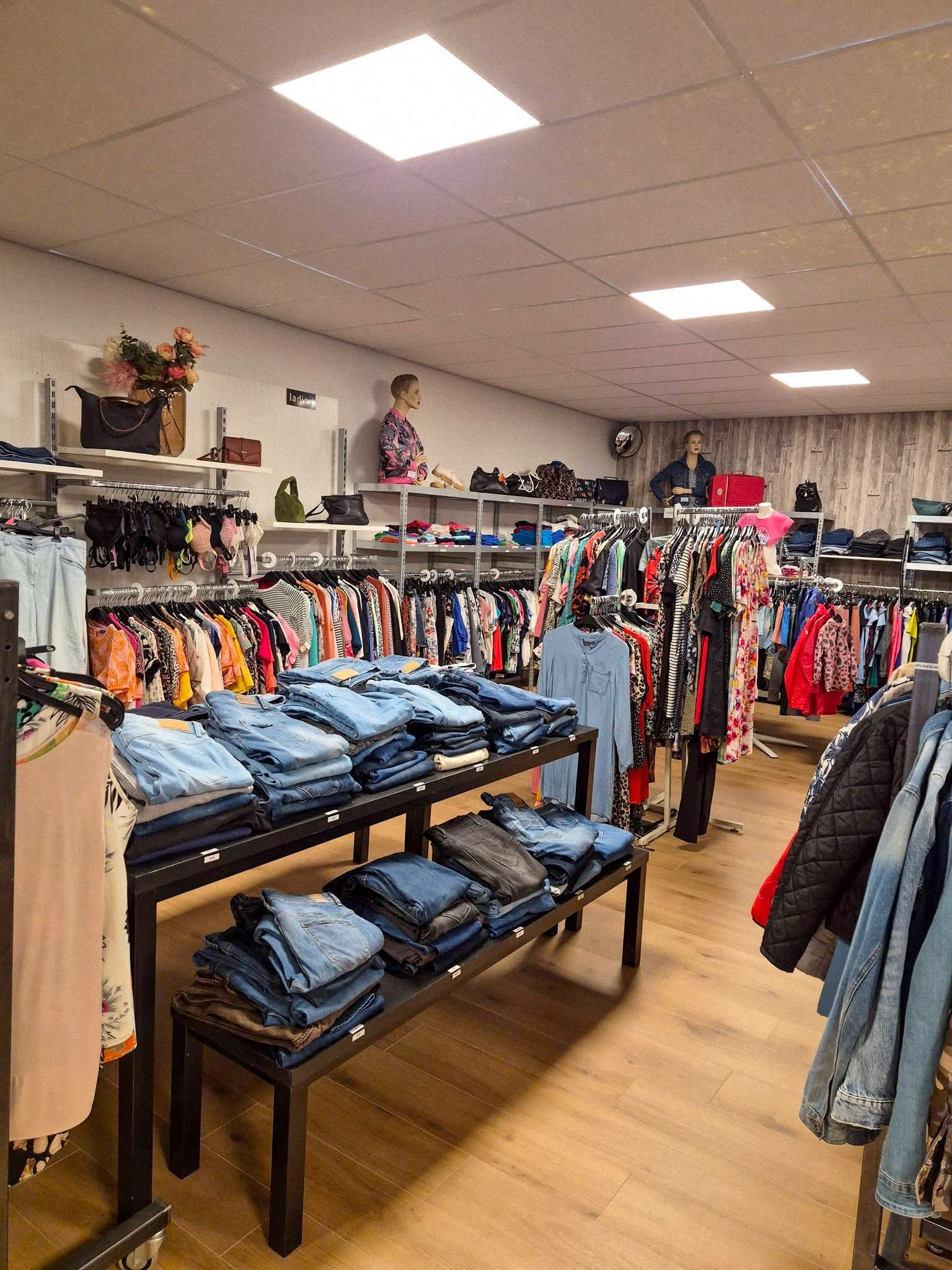 Winkelinterieur van Kledingbank Maxima in Sappemeer