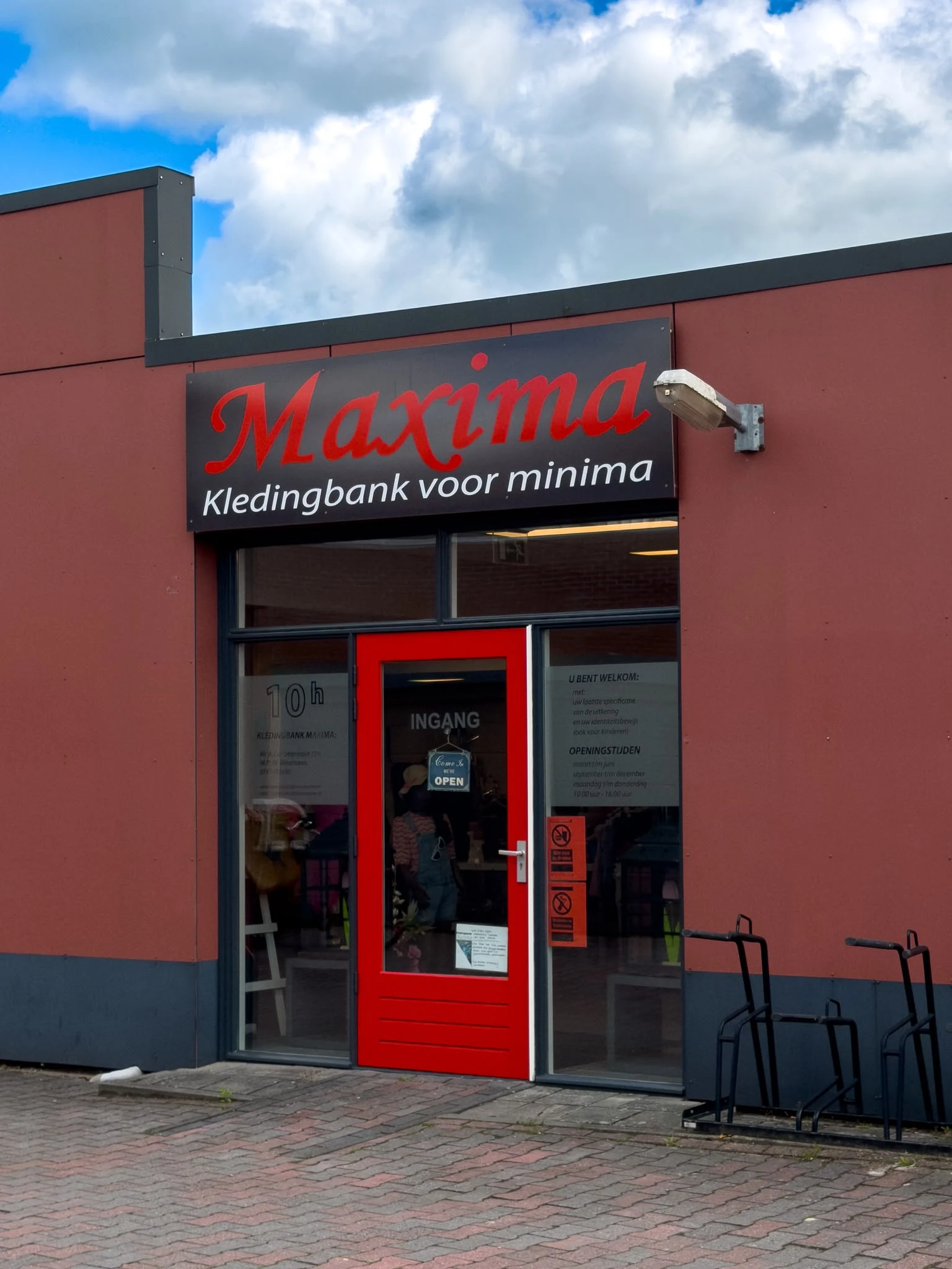 Entrance to Kledingbank Maxima
