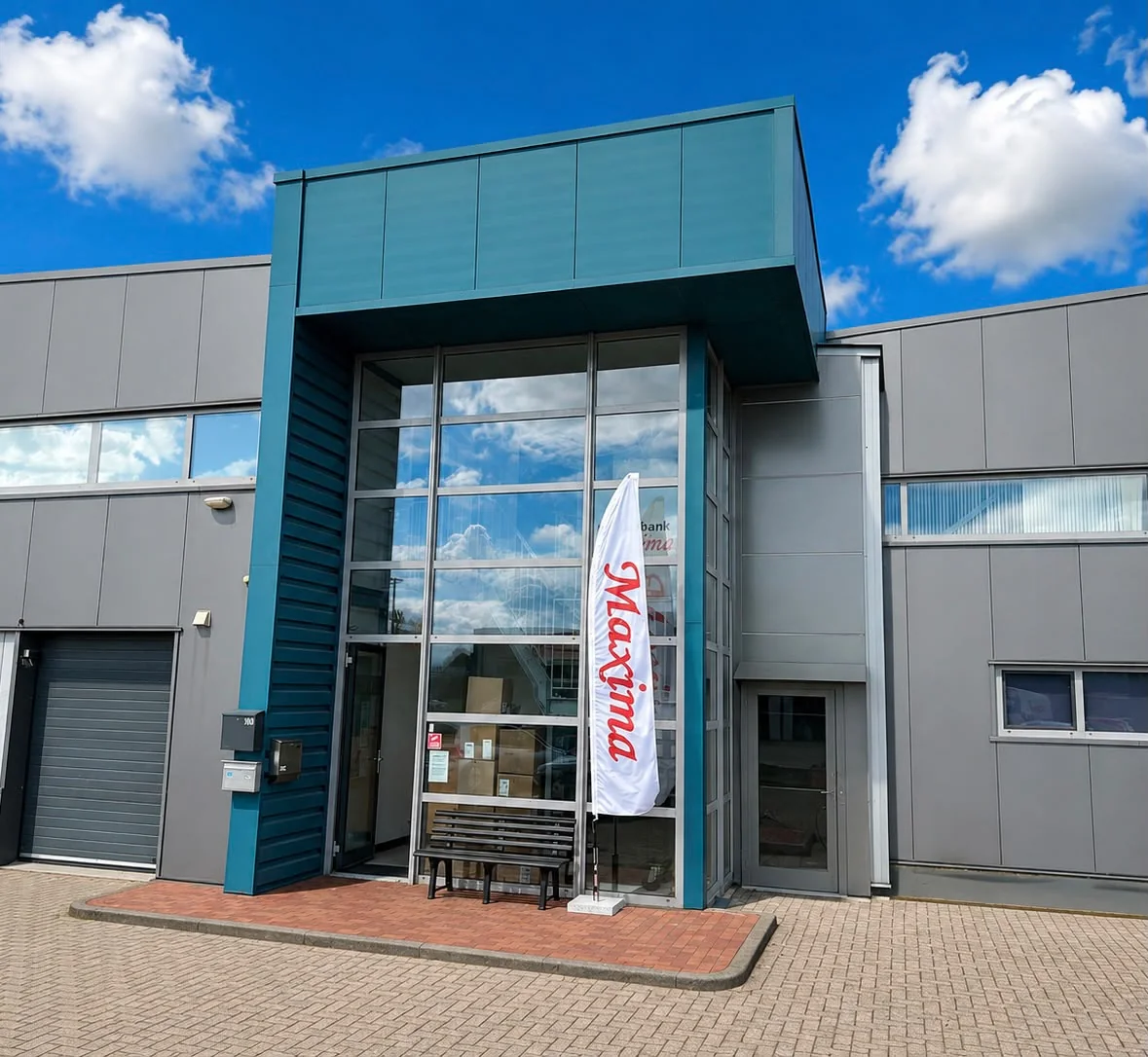 Voorkant en ingang van Kledingbank Maxima Eemsdelta in Appingedam