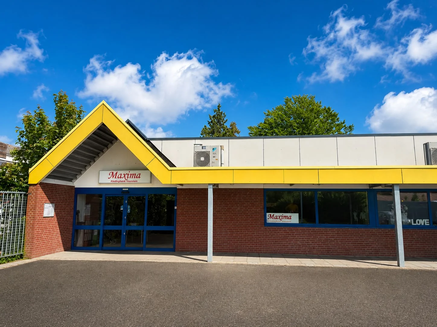Voorkant en ingang van Kledingbank Maxima Veendam aan het Boven Oosterdiep