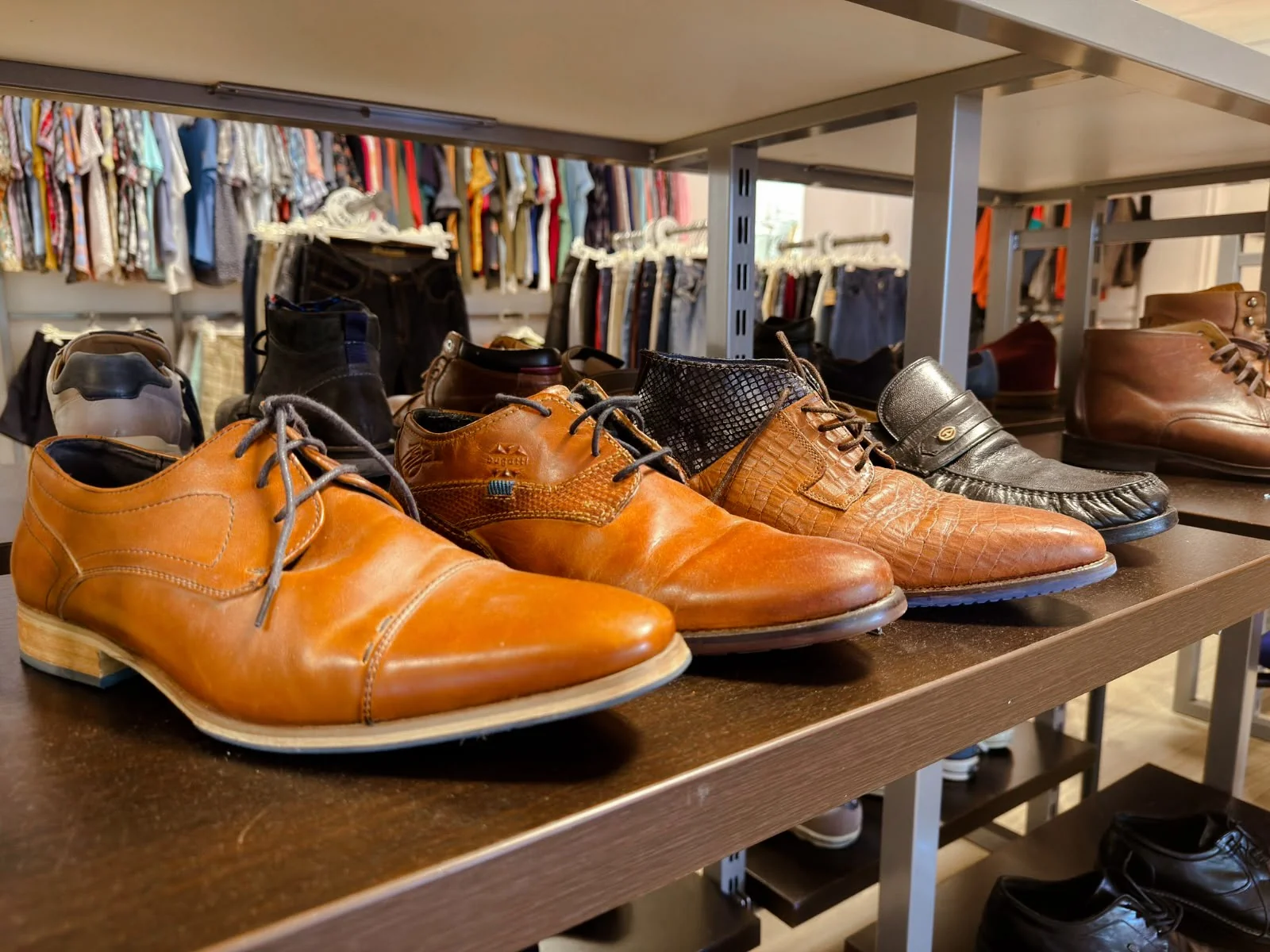Schoenen en kleding in Kledingbank Maxima Veendam