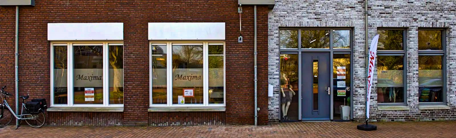 Front and entrance of Kledingbank Maxima Westerkwartier on Marktplein in Grootegast