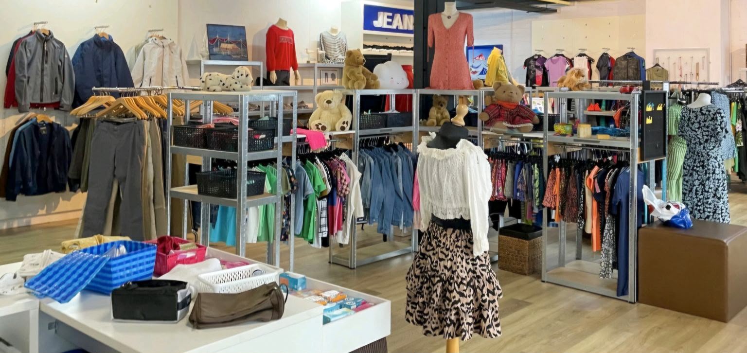 Clothing rails and a carefully arranged display at Kledingbank Maxima Westerkwartier