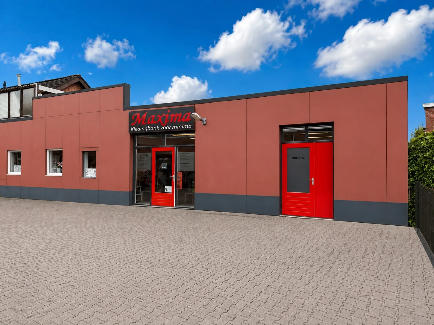 Front and entrance of Kledingbank Maxima Winschoten